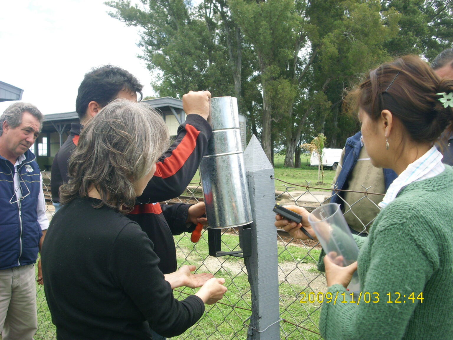 Instalación del pluviómetro en Gorostiaga. Alfredo Dipólvere, Susana Goldberg, Silvia Jara, José Manuel Feijóo. Gorostiaga, 3 de marzo de 2009.